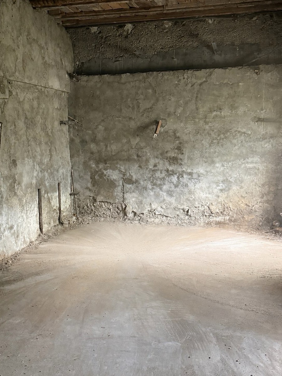 Cave après débarras — sol béton dégagé
