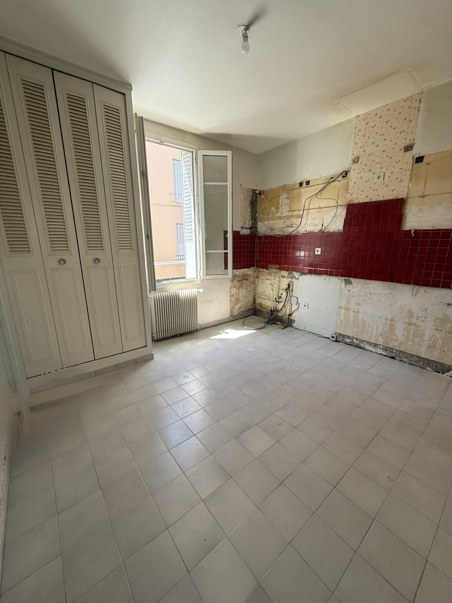 Appartement après débarras — pièce entièrement dégagée